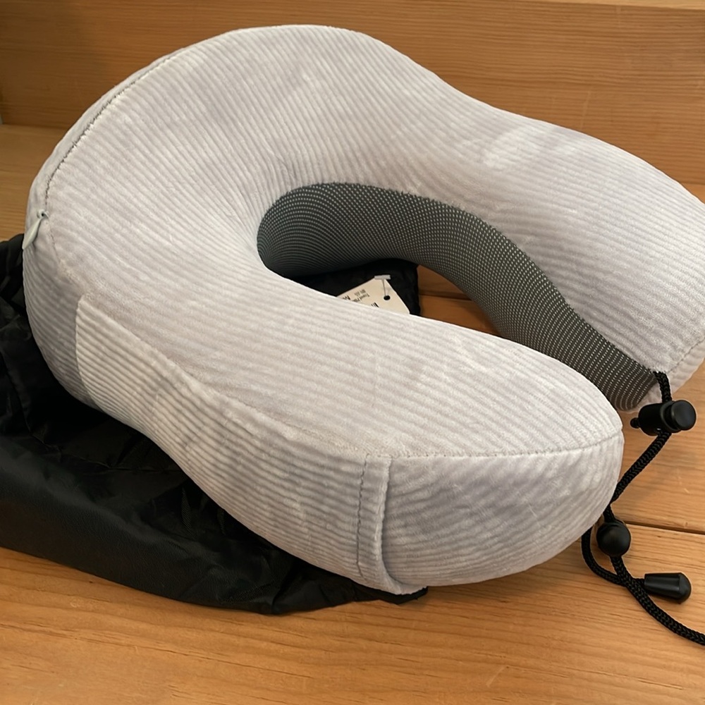 NWT Memory Foam Soft & Supportive Travel/Neck Pillow, gray w/black storage bag
